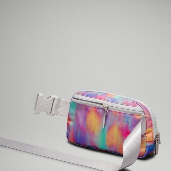 Lululemon Everywhere Belt Bag in Prism Wash Multi/Vapor   NWT  *Sold Out Online! - Picture 3 of 6